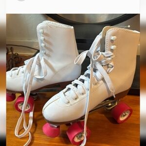 $75 *Like New* Women's Chicago skates with pink wheels. Size: 8